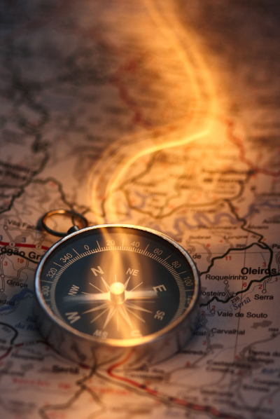 Magischer Kompass auf Landkarte